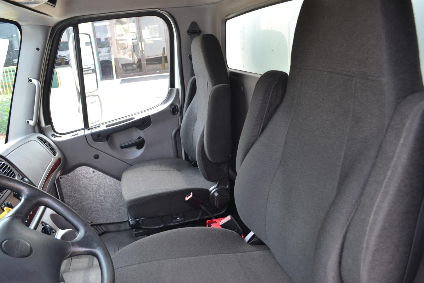2019 WHITE /BLACK FREIGHTLINER M2-106 with an CUMMINS B6.7L 240HP engine, ALLISON 2500RDS AUTOMATIC transmission, located at 9172 North Fwy, Houston, TX, 77037, (713) 910-6868, 29.887470, -95.411903 - Photo#18